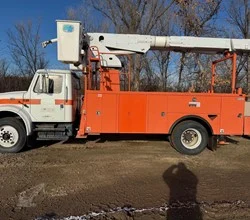 2002 Altec AM450H MOUNTED ON 2002 INTERNATIONAL 4900