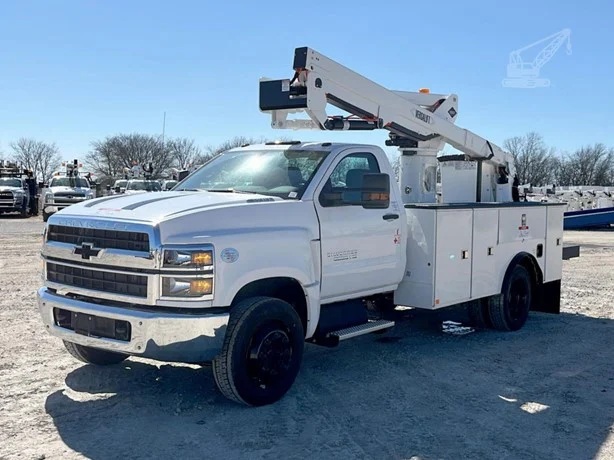 2024 VERSALIFT SST40EIH MOUNTED ON 2023 CHEVROLET 6500