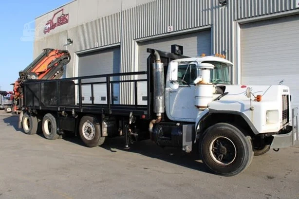 2018 PALFINGER PK46002 MOUNTED ON 2001 MACK GRANITE 104BR