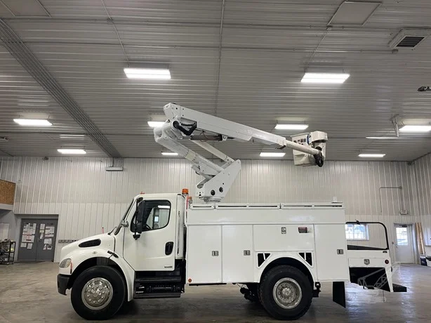 2006 Altec TA40 MOUNTED ON 2006 FREIGHTLINER BUSINESS CLASS M2 106