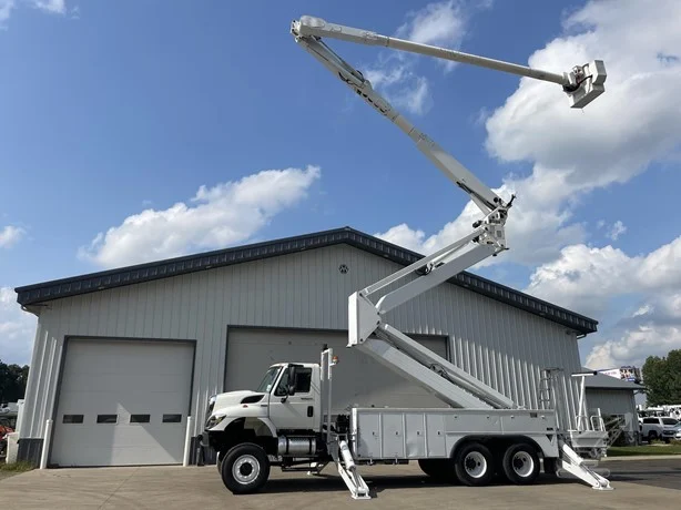 2009 ALTEC AM900-E100 MOUNTED ON 2009 INTERNATIONAL WORKSTAR 7400