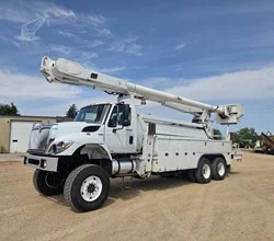 2013 Altec AM900-E100 MOUNTED ON 2013 INTERNATIONAL WORKSTAR 7400