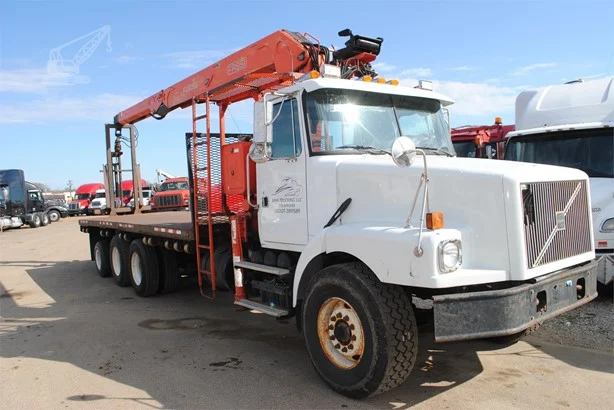 1998 FASSI F230SE MOUNTED ON 1998 VOLVO WG64