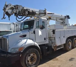 2006 Altec D2050TR MOUNTED ON 2006 PETERBILT 335