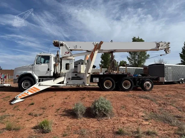 1998 PIONEER 4000 MOUNTED ON 1998 FREIGHTLINER 108SD