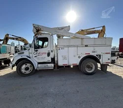 2005 ALTEC AT37G MOUNTED ON 2005 FREIGHTLINER BUSINESS CLASS M2 106