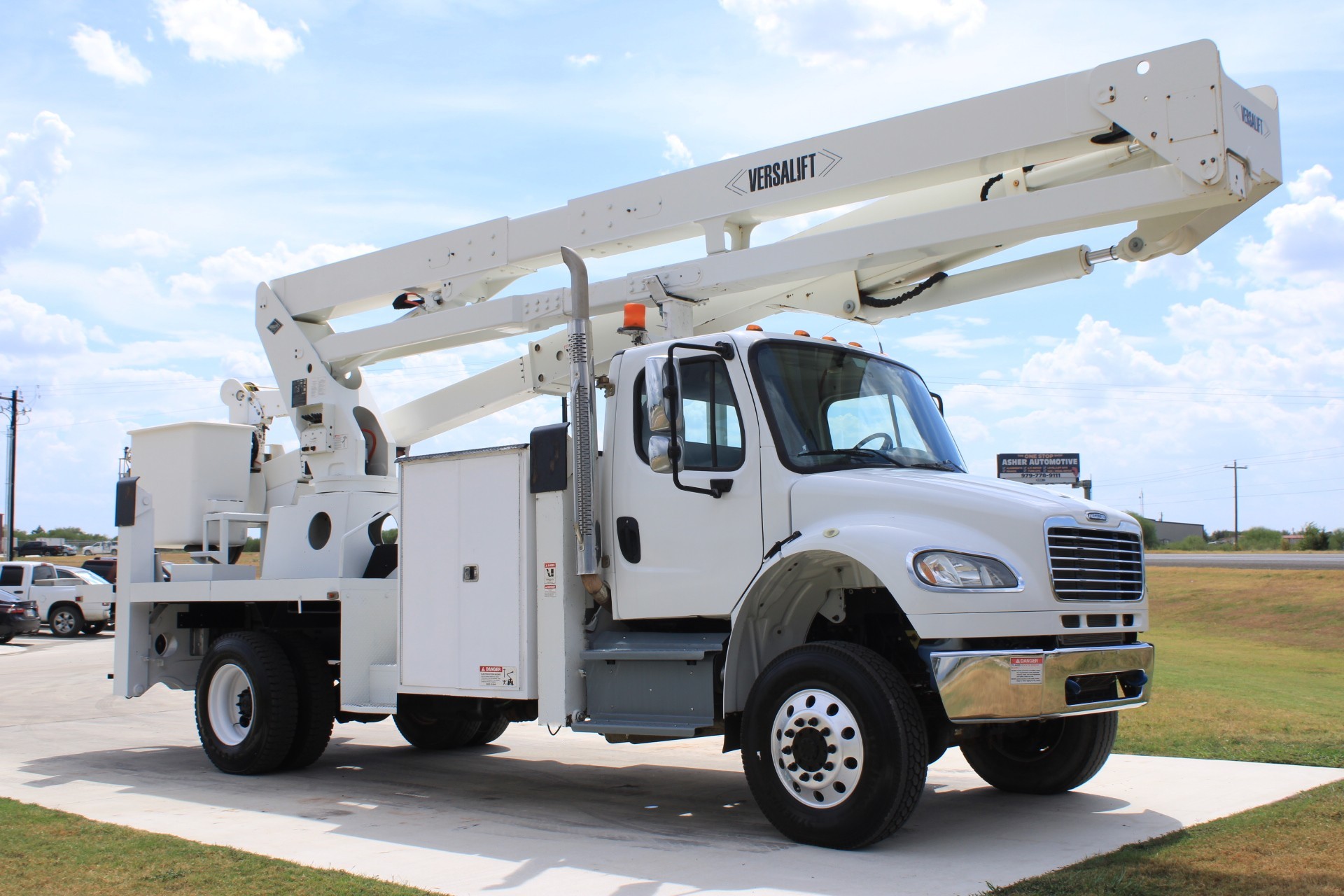 2014 Versalift VST-7500I