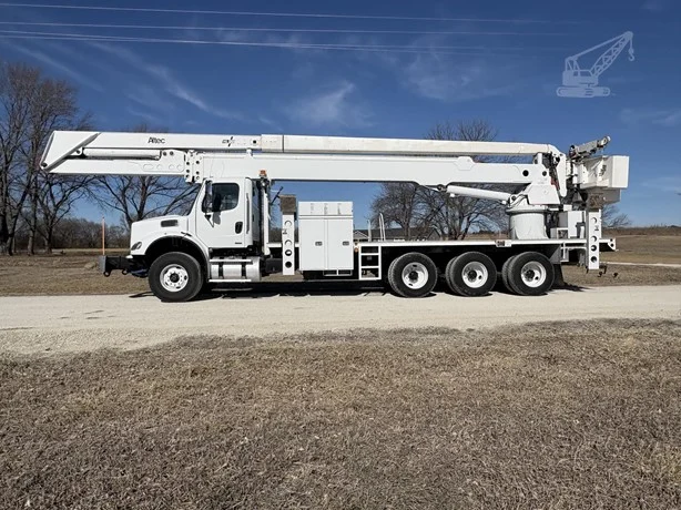 2011 Altec HL125 MOUNTED ON 2011 FREIGHTLINER BUSINESS CLASS M2 112