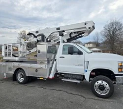 2023 VERSALIFT VST47N MOUNTED ON 2024 CHEVROLET SILVERADO 5500HD