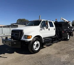 2015 LIFTMOORE 5000W MOUNTED ON 2015 FORD F750 XL