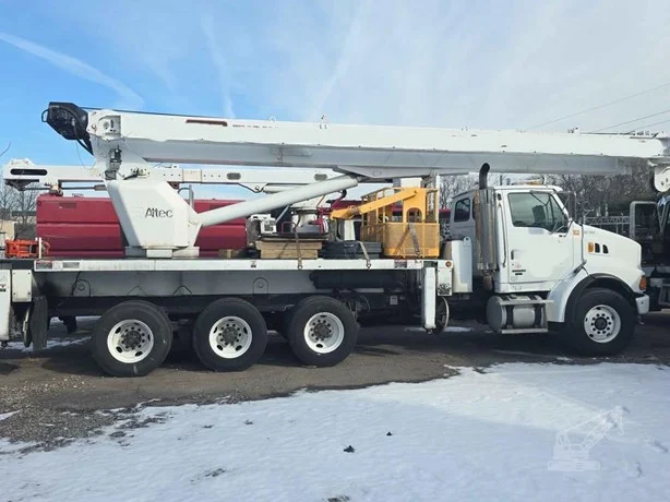 2005 ALTEC AC35-127S MOUNTED ON 2005 STERLING 8513