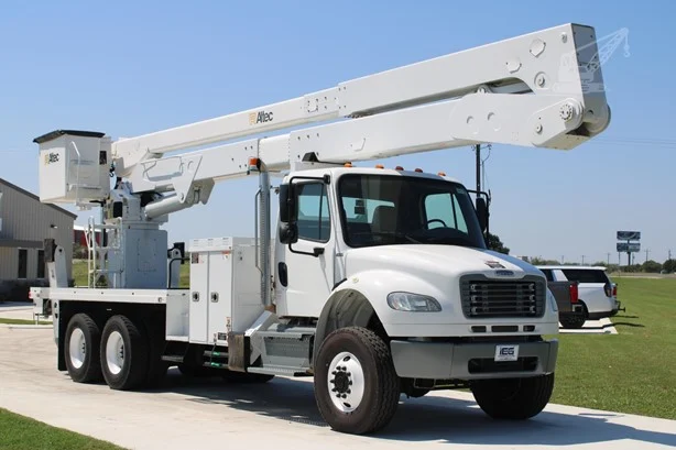 2018 ALTEC A77T MOUNTED ON 2018 FREIGHTLINER BUSINESS CLASS M2 106