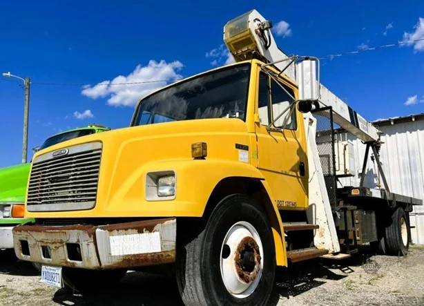 1999 National 560C MOUNTED ON 1999 FREIGHTLINER FL70