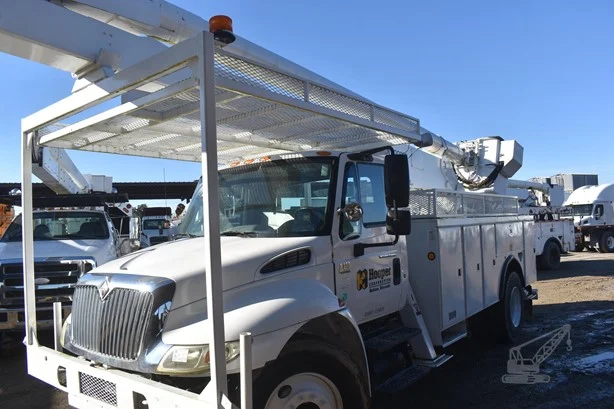 2004 ALTEC AA755L MOUNTED ON 2004 INTERNATIONAL DURASTAR 4300