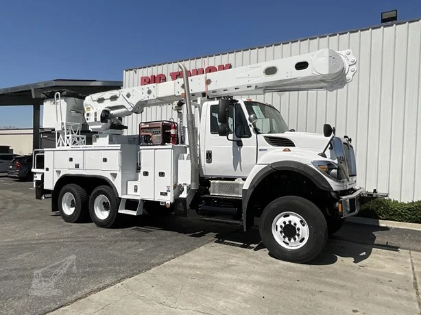 2013 ALTEC AM55 MOUNTED ON 2013 INTERNATIONAL WORKSTAR 7500