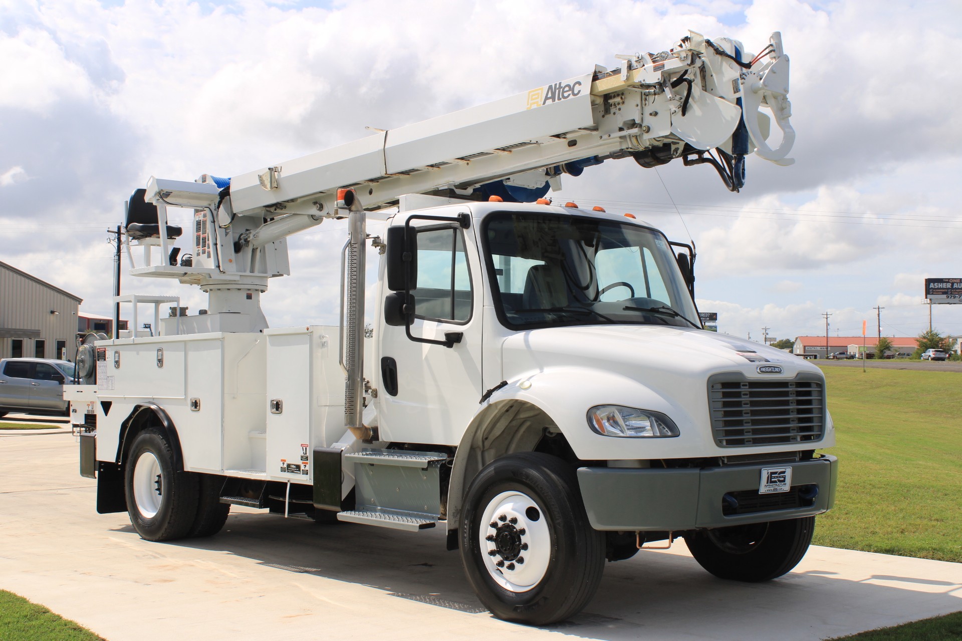 2018 Altec DM47B-TR Digger Derricks for Sale