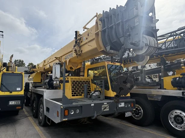 2004 GROVE TMS900E